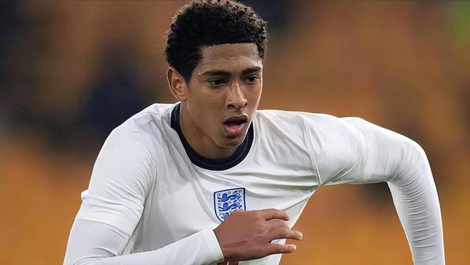 调皮二娃上线，穆勒庆祝夺冠时和25号队友高尔德顶牛假装受伤