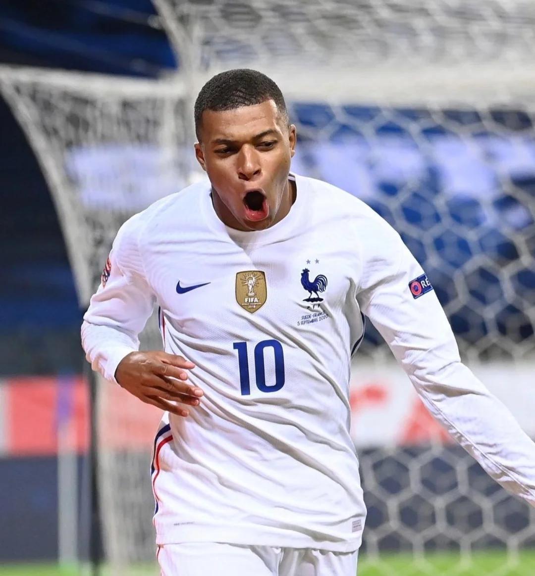 世体：薪水报价远不如利物浦和拜仁，巴萨基本退出格伊争夺战（世界体育报：薪资条件逊于利物浦和拜仁，巴萨基本放弃引进格伊）