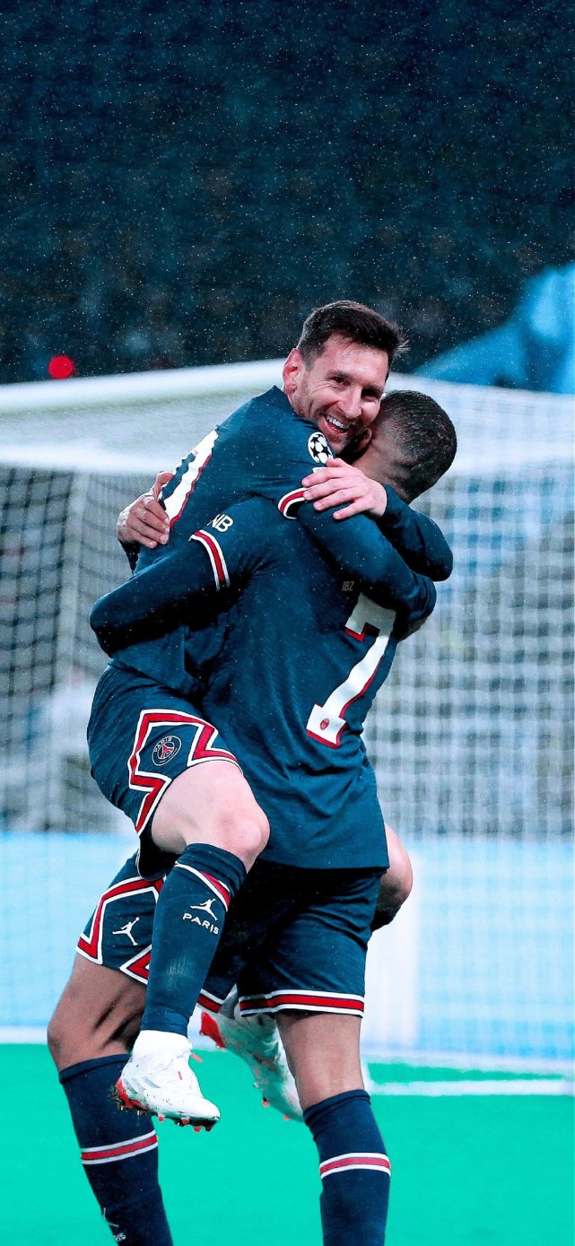 萨拉赫公开炮轰利物浦：若离队沙特高薪与欧洲降薪二选一（萨拉赫怒斥利物浦：若离队，只能在沙特高薪与欧洲降薪间抉择）