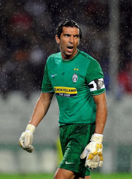 争议判罚点燃全场，两队差点动手