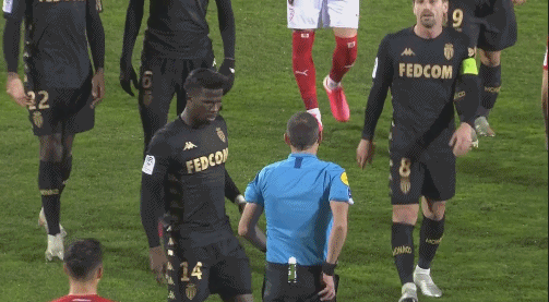 马卡：皇马2025年以零冠黯然收官，是一个充满动荡的体育赛季（马卡：动荡赛季，皇马2025年无冠收场）