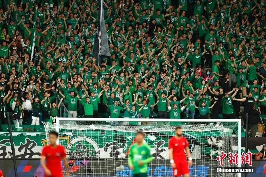 随着AC米兰3-2大逆转，意甲最新积分榜出炉：榜首易主+前三重洗牌（AC米兰3-2逆转取胜，意甲积分榜刷新：榜首易位，前三格局重组）